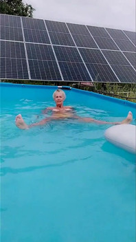 Ama de casa caliente Lukerya en la piscina