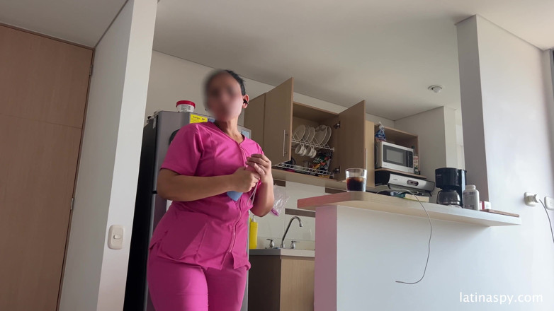 Latinaspy: La cameriera con un culo enorme pulisce apt poi masturba...