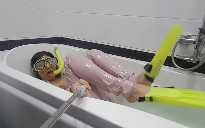 Larisa Cum: Я ношу бежевый латексный костюм и маску, играю в ванне с водой!