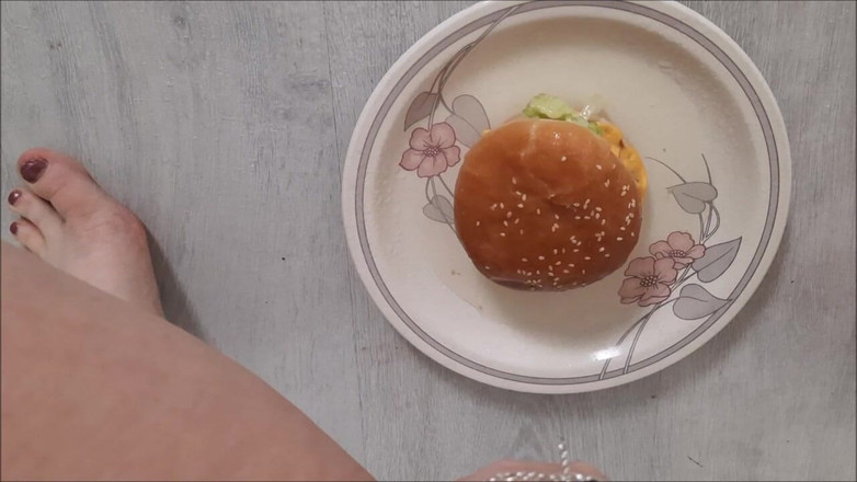 Sally Secret: Il mio delizioso e succoso hamburger di pipì!!