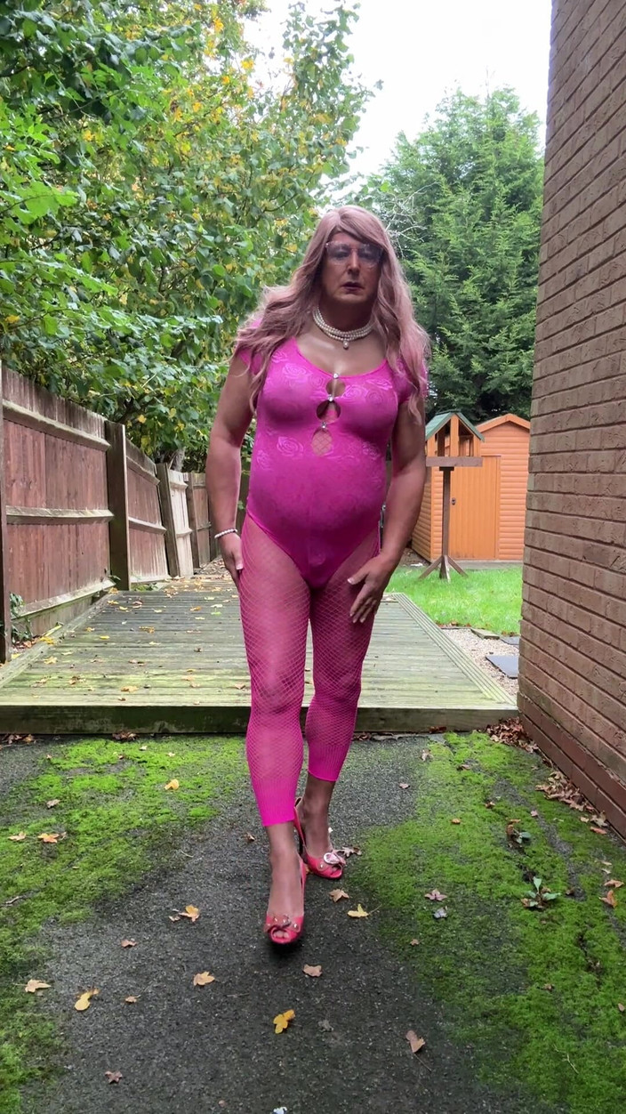 Kellycd2022: Crossdresser Kellycd2022 v růžové kombinéze a síťovaných punčochách