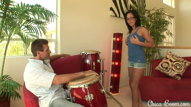 Kick Ass Pictures: चिका बूम के कैम्रिन चुंबन से फिल्म