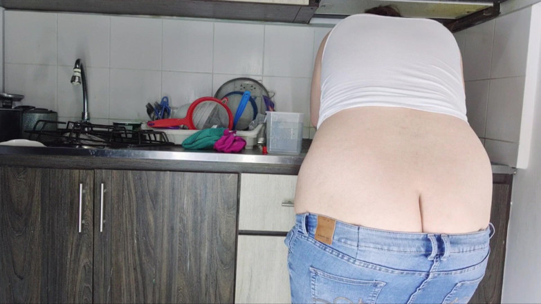 Alice H: Buttcrack Cleaning in Tight Jeans