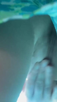 Coño caliente sin bragas en autobús! Orgasmo rápido cuando nadie ve