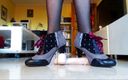 Angieholics Braingasms: Vibrador pisando com minhas botas sensuais no tornozelo