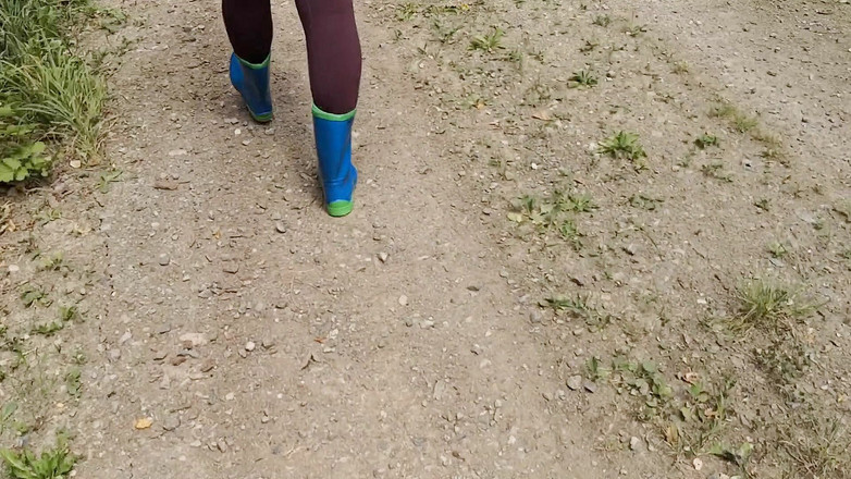 Bouncy Tits Action: रबर के जूते में घूमना