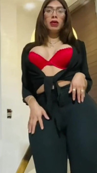 내 새로운 이웃은 내가 좋아하는 관능적 인 옷을 보고 집에 와서 나와 함께 자위하면서 사정하게됩니다.