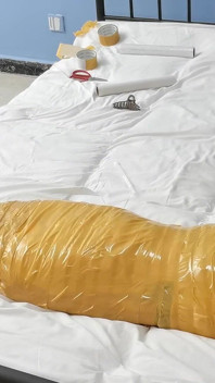 Roztomilá bosá přítelkyně si obvazuje celé tělo páskou a hraje si se svými roztomilými bosýma nohama