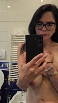 Masturbation en solo et orgasme énorme dans le miroir dans la salle de bain de l’hôtel