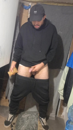 jerkofflover: 滑冰运动员在废弃建筑中射精