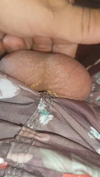 La Bite Devient Dure Lorsqu’elle Sort Du Trou Dans Le Short.