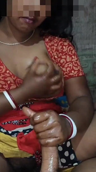 セクシーなブラウスとインドのホットBhabhi手コキ
