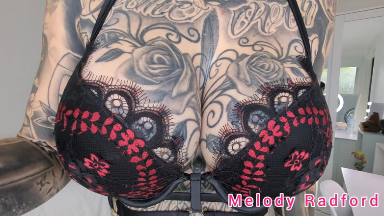 Melody Radford: Lingerie noire et violette et micro bikini, essai de Melody...