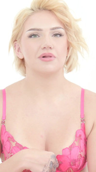 Si blonde seksi dengan Heterochromia yang menampilkan Bambi Barton dengan Devin Drills