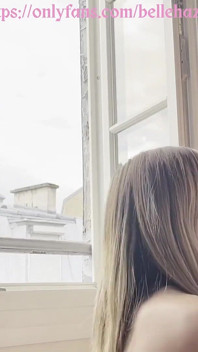 Ragazza trans francaise al guinzaglio fa un pompino davanti alla Torre Eiffel