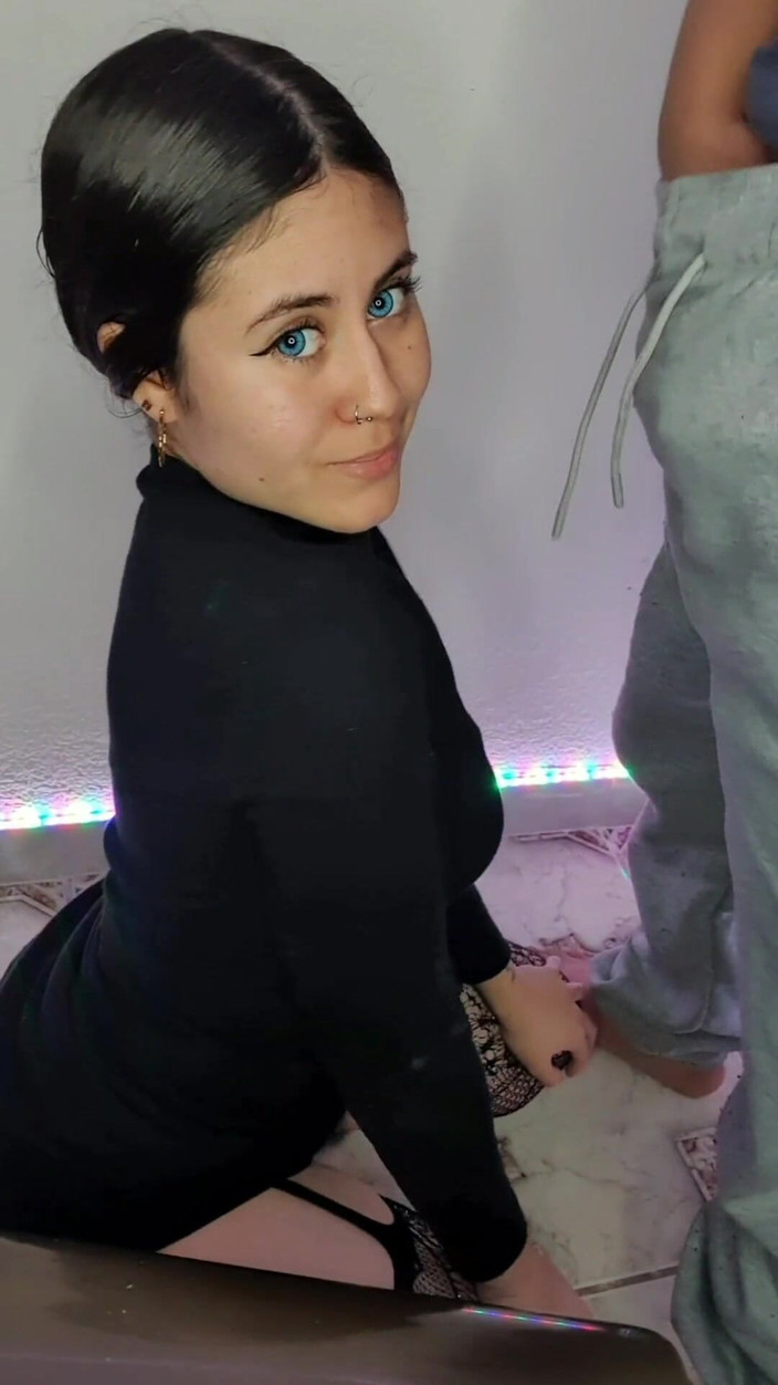 DherlyDoll: La moglie del mio amico fa deliziosi pompini