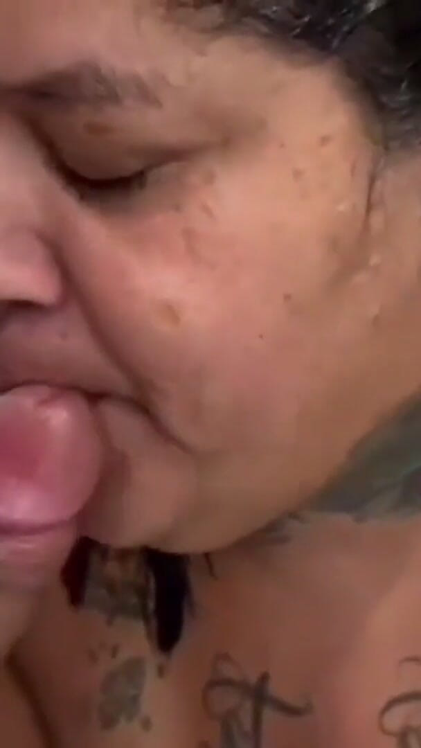 Mary Jhuana: Bbw doccia pompino e pipì sulle grandi tette