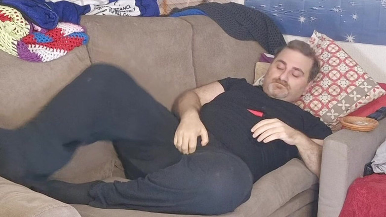 ChubbyDaddyBearLuka: Un papa pulpeux porte ses pieds sales à poil