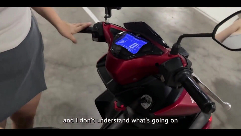 cumatozz: Cewek ini nawarin kue pai, tapi dicrot di dalam