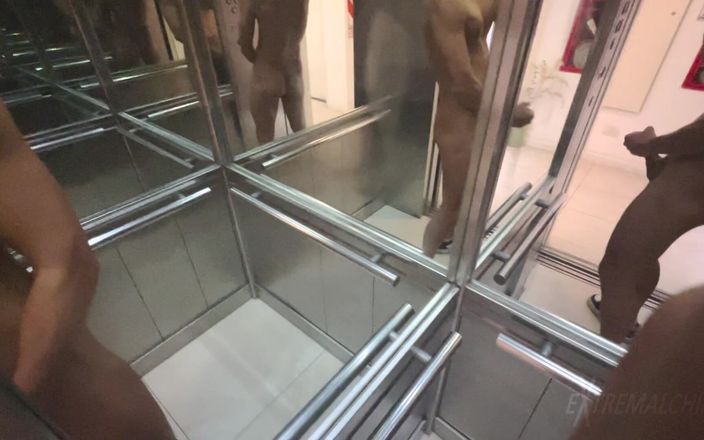 Extremalchiki: Полностью обнаженная дрочит в лифте