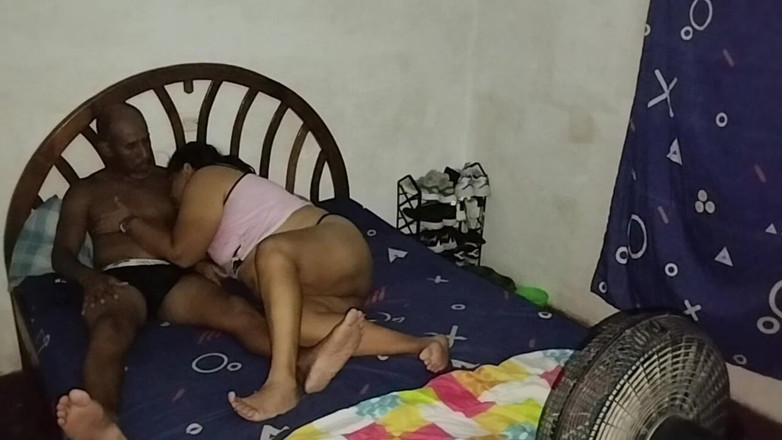 Adribella69: Sesso a casa! Ho invitato la mia vicina a guardare...