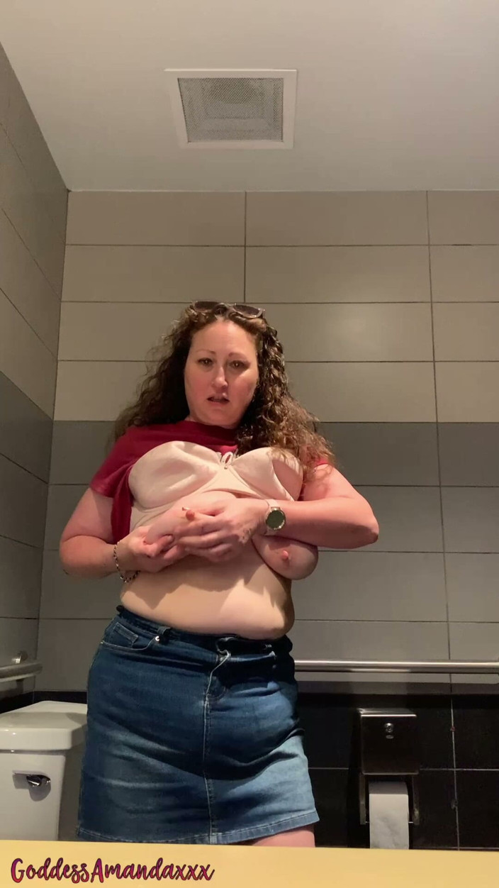 Goddess Amanda: Peeing in Short Skirt &amp; No Panties