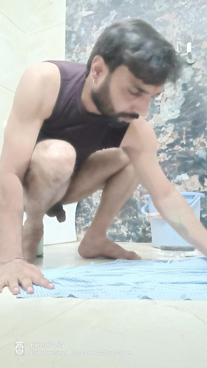 Rajasthani-old-lover: Người Ấn dọn dẹp phòng tắm