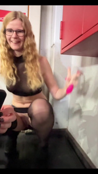 Spettacolo Pubblico Di Dildo Estremamente Rischioso Alla Fiera Motociclistica!