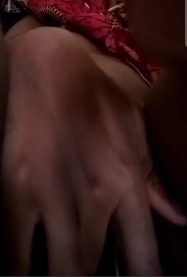 Me and my new slut: Murzynka napalona dziewczyna masturbuje się ze swoim chłopakiem podczas rozmowy...