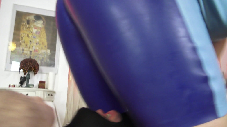 Femdom Austria: Váy cao su xanh Facesitting!