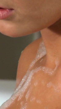 La bella mora con tette e culo incredibili viene sbattuta nella vasca da bagno
