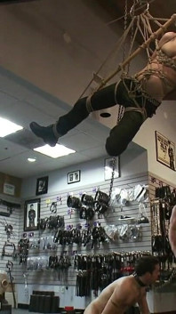 Un garçon déchiré se fait choquer et remplir le trou dans un magasin de cuir Mr. S.