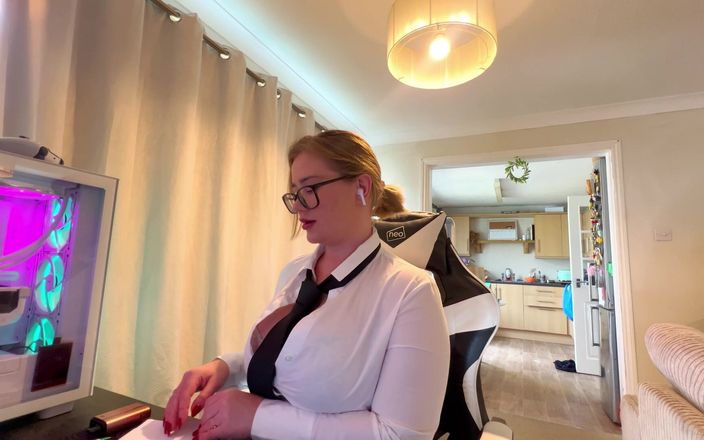 JessieHH: Secretary Fucks Herself on Cam to Her Boss