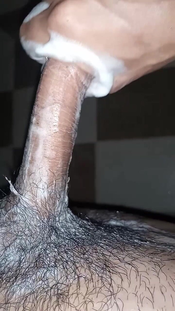 Cute boy jerks off: Un garçon se masturbe en écoutant de la musique chinoise dans...