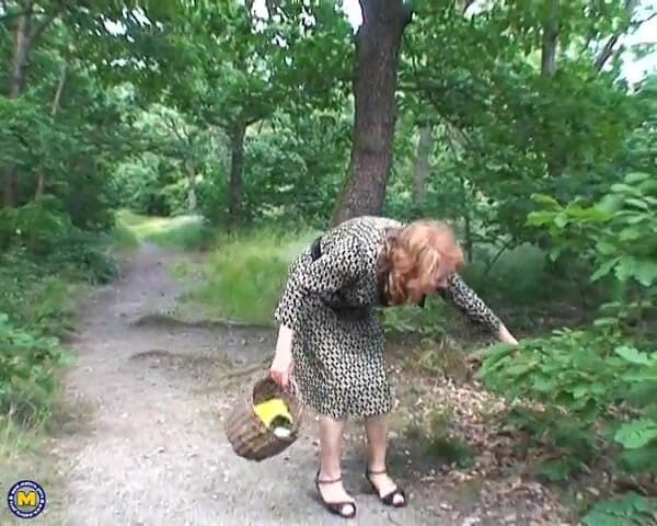 Mature NL: Babcia zostaje zerżnięta na świeżym powietrzu