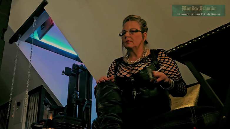 Strict Senz: Monika Smith kül tablası aşağılaması