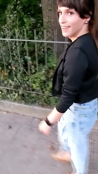 Umezire în aer liber! Fata transsexuală se plimbă prin oraș cu blugi umpluți de pișat!