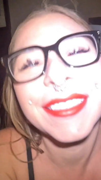 Blondă, blondă naturală tatuată se fute, mănâncă curul, bea pișat.