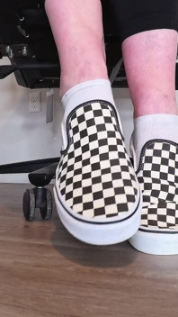 Furtiva provocación de pies de oficina en vans de checkerboard - strip solo dedo y intenso juego descalzo en primer plano
