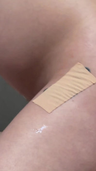 Eine schwangere ehefrau mit kontraktionen konnte es nicht aushalten und melkte ihren ehemann hart während der kontraktionen