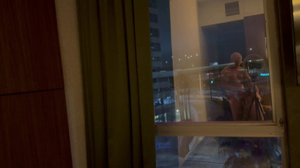 MYA Pleasure: Riflessi della finestra dell'hotel