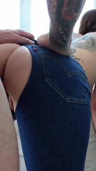 Stor rumpa av en ung styvmamma i jeans tar min kuk hårt!