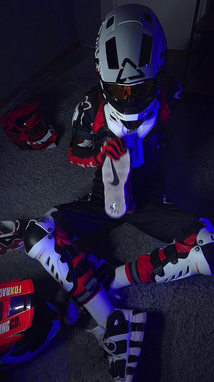 Sneakersmax98: Un motard excité joue avec sa bite