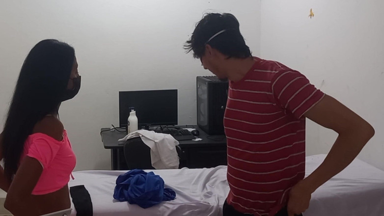 NEGRITA SEXY: 医師は田舎から到着したばかりの患者に陰鬱な相談を行います