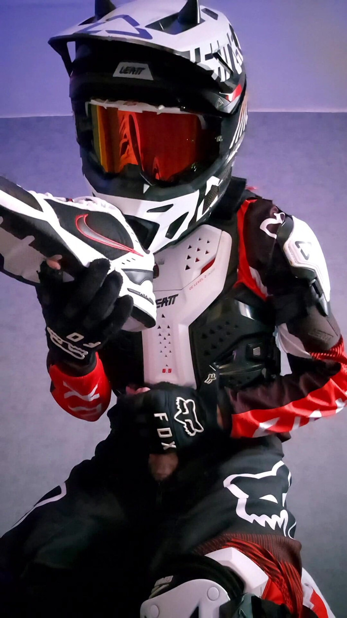Sneakersmax98: Yeni nike spor ayakkabılar ve en sevdiğim motocross ekipmanları beni çok...