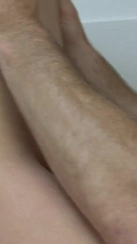 La ragazza asiatica sexy visita due amici volenterosi per far giocare la sua figa dai loro cazzi