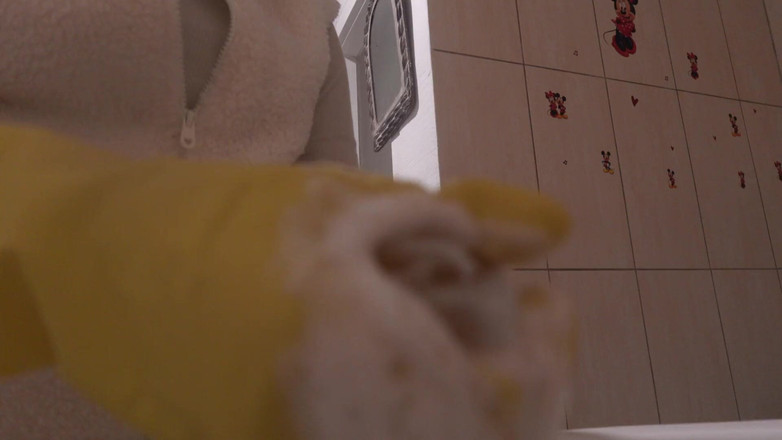 AmayaMori: Moja przyrodnia siostra w żółtych rękawiczkach do mycia naczyń bierze kąpiel...