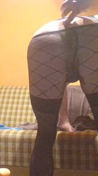 Il travestito gioca con il suo buco del culo