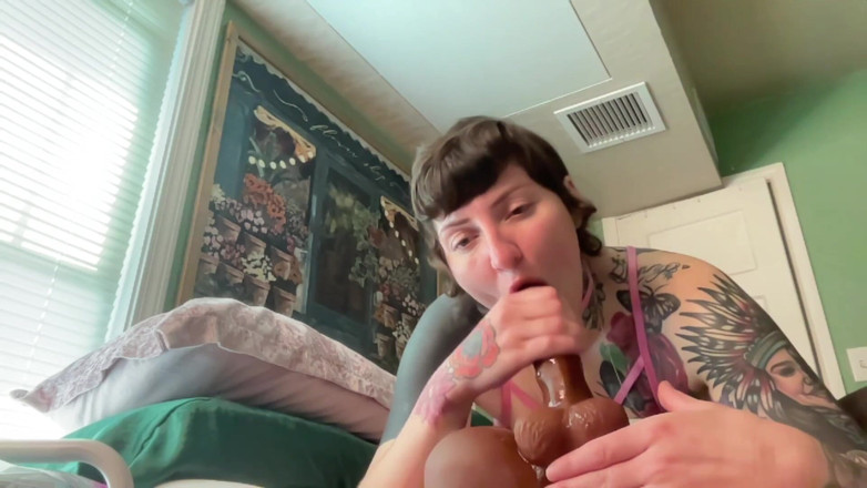 Twerking Elle: Underneath Blowjob