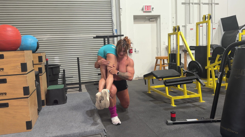 Lora Cross: 107 Lb lora cross e 200 Lb chelcbabyyy Palestra ascensore e...